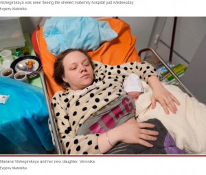 誕生したベロニカちゃんとマリアナさん（画像は『New York Post　2022年3月11日付「Pregnant Ukrainian blogger seen fleeing maternity hospital blast has given birth」（Evgeniy Maloletka）』のスクリーンショット）