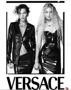 「ヴェルサーチェ」のモデルを務めたベラと姉のジジ（画像は『Bella　2022年1月27日付Instagram「VERSACE SS22」』のスクリーンショット）