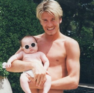 オムツ姿のブルックリンを抱く父デヴィッド（画像は『David Beckham　2022年3月4日付Instagram「Happy Birthday to my amazing boy」』のスクリーンショット）