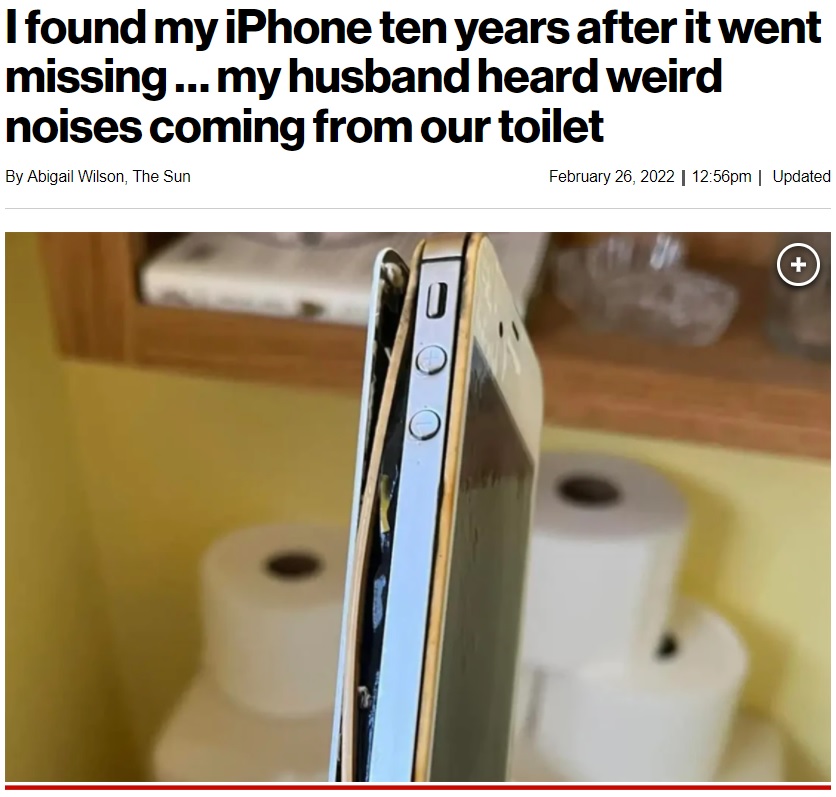 10年間もトイレの底に留まっていたiPhone（画像は『New York Post　2022年2月26日付「I found my iPhone ten years after it went missing … my husband heard weird noises coming from our toilet」（Facebook）』のスクリーンショット）
