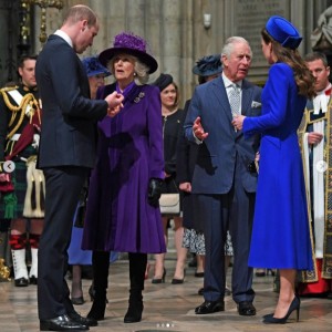 チャールズ皇太子夫妻と談話するウィリアム王子とキャサリン妃（画像は『Clarence House　2022年3月14日付Instagram「The Prince of Wales and The Duchess of Cornwall arrive for the ＃CommonwealthDay Service at Westminster Abbey.」』のスクリーンショット）