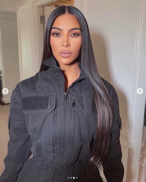 キム・カーダシアンの衣装が再び注目の的に（画像は『Kim Kardashian　2022年2月14日付Instagram』のスクリーンショット）
