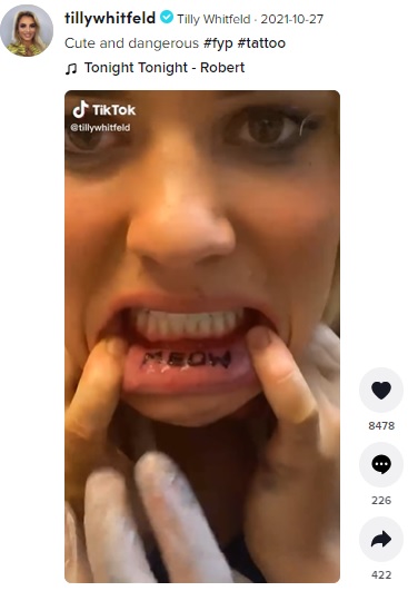 下唇の内側に「MEOW」のタトゥー（画像は『Tilly Whitfeld　2021年10月27日付TikTok「Cute and dangerous」』のスクリーンショット）