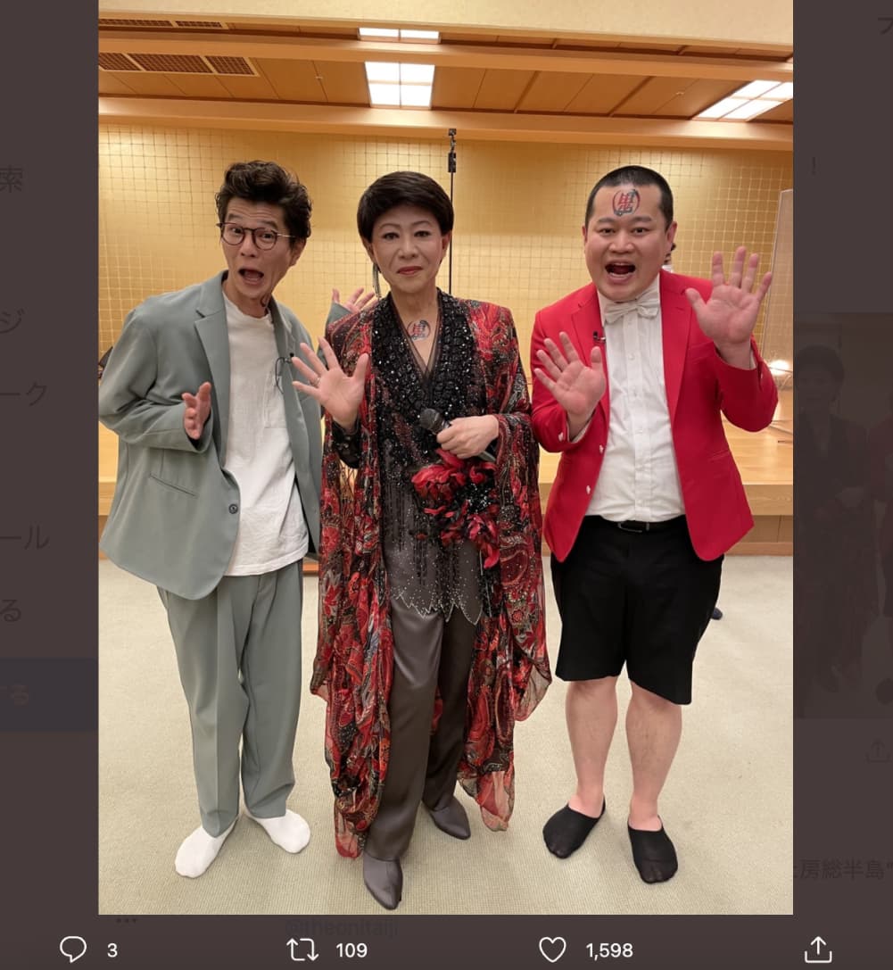 人気バラエティ番組への出演が続くモグライダー、美川憲一と一緒に（画像は『モグライダーともしげ　2022年3月19日付Twitter「THE鬼タイジありがとうございました！」』のスクリーンショット）