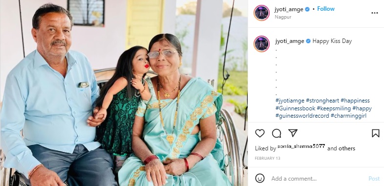 両親と一緒のジョティーさん（画像は『Jyoti Amge　2022年2月13日付Instagram「Happy Kiss Day」』のスクリーンショット）