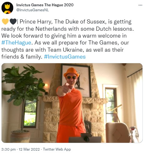 全身オレンジ色の装いに変身したヘンリー王子（画像は『Invictus Games The Hague 2020　2022年3月12日付Twitter「Prince Harry, The Duke of Sussex, is getting ready for the Netherlands with some Dutch lessons.」』のスクリーンショット）