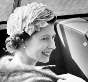20代の頃のエリザベス女王（画像は『Duke and Duchess of Cambridge　2022年3月8日付Instagram「In this very special ＃PlatinumJubilee year, we celebrate Her Majesty The Queen and her historic 70 years of service on ＃IWD2022.」』のスクリーンショット）