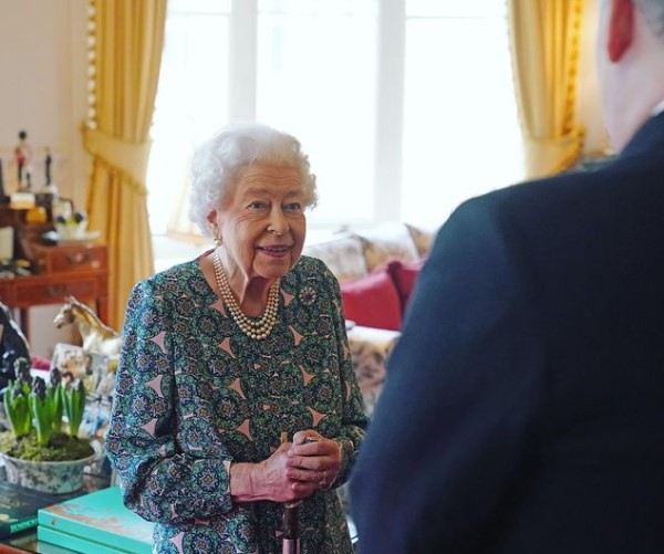 健康状態が懸念されるエリザベス女王（画像は『The Royal Family　2022年2月16日付Instagram「Today at Windsor Castle, Rear Admiral James Macleod was received by The Queen upon relinquishing his appointment as Defence Services Secretary.」』のスクリーンショット）