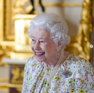 笑顔を見せるエリザベス女王（画像は『The Royal Family　2022年3月25日付Instagram「This week at Windsor Castle, The Queen viewed a selection of enamel and fine bone china artefacts from ＠HalcyonDays_UK, to commemorate their 70th anniversary.」』のスクリーンショット）