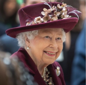 【イタすぎるセレブ達】エリザベス女王、カナダ首相と対面　背後に飾られたイエロー＆ブルーの花束に注目集まる