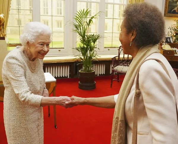 詩人グレースさんと握手するエリザベス女王（画像は『The Royal Family　2022年3月16日付Instagram「At Windsor Castle, The Queen today presented Grace Nichols with the Queen’s Gold Medal for Poetry 2021.」』のスクリーンショット）