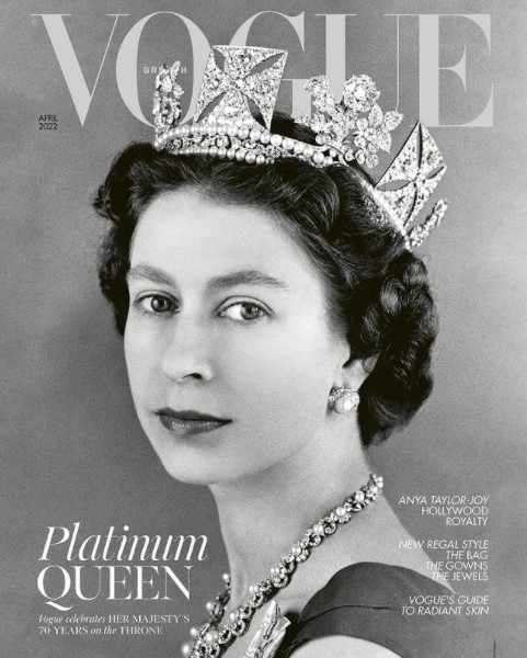 英版『VOGUE』4月号の表紙を飾ったエリザベス女王（画像は『British Vogue　2022年3月23日付Instagram「＃BritishVogue’s April issue pays tribute to the Queen with a special edition cover.」』のスクリーンショット）
