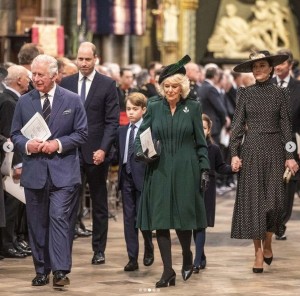 寺院に到着したチャールズ皇太子とウィリアム王子一家（画像は『Clarence House　2022年3月29日付Instagram「Today members of the Royal Family celebrated the life of The Duke of Edinburgh」』のスクリーンショット）