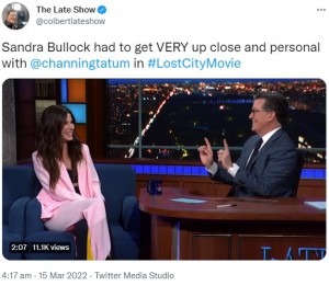 ホストのスティーヴン・コルベアと対談するサンドラ（画像は『The Late Show 2022年3月15日付Twitter「Sandra Bullock had to get VERY up close and personal with ＠channingtatum in ＃LostCityMovie」』のスクリーンショット）