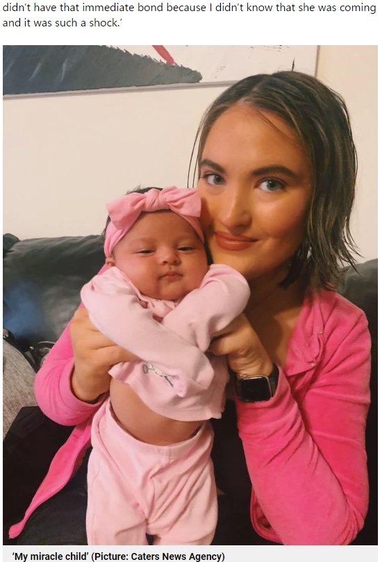 妊娠35週を過ぎていたものの全く気付かなかった女性（画像は『Metro　2022年3月4日付「Woman taken to hospital with stomach cramps comes home with a surprise baby」（Picture: Caters News Agency）』のスクリーンショット）