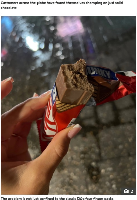 珍しいキットカットに喜ぶ人も（画像は『The Sun　2022年3月9日付「GIVE US A BREAK! Upset KitKat fans find bars made ONLY of chocolate - with wafer missing」』のスクリーンショット）
