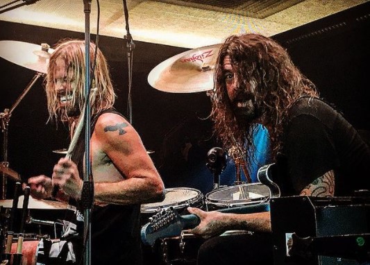 テイラーとバンドのフロントマン、デイヴ・グロール（右）（画像は『Foo Fighters　2018年10月14日付Instagram「Oh hey, St. Louis!」』のスクリーンショット）