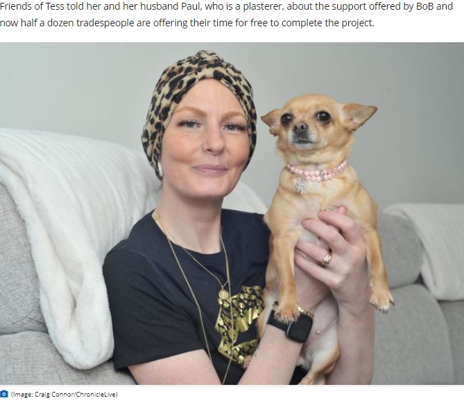ローラのおかげで人生を楽しんでいるというテスさん（画像は『Chronicle Live　2022年3月1日付「‘My chihuahua saved my life’ - South Shields woman thanks dog for alerting her to ovarian cancer」（Image: Craig Connor/ChronicleLive）』のスクリーンショット）