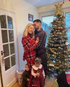 昨年のクリスマスを祝う、トムとケルシーと2人の子供達（画像は『Tom Parker　2021年12月25日付Instagram「Merry Christmas.」』のスクリーンショット）