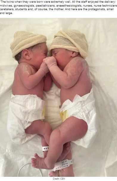 帝王切開で誕生した双子（画像は『LADbible　2022年3月26日付「​Twin Born Still Inside Amniotic Sac In Very Rare Event」（Credit: CEN）』のスクリーンショット）