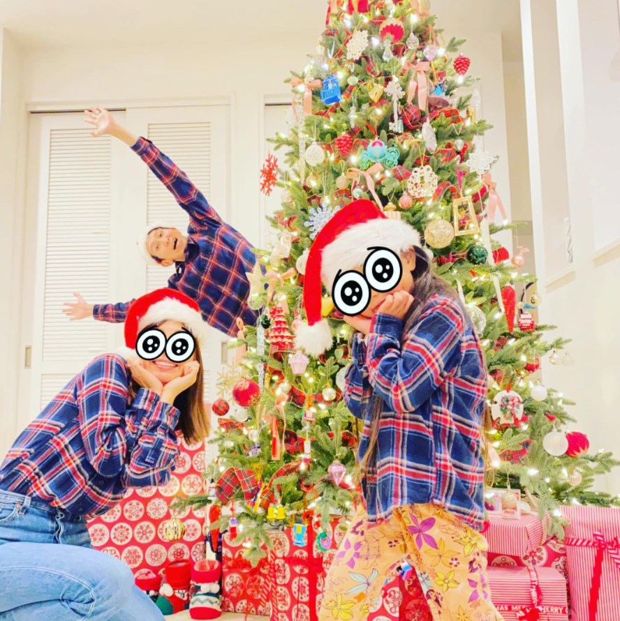 アンガールズ・山根良顕と妻と娘（画像は『ungirls yamane アンガールズ山根　2020年12月27日付Instagram「クリスマスの思い出ー」』のスクリーンショット）