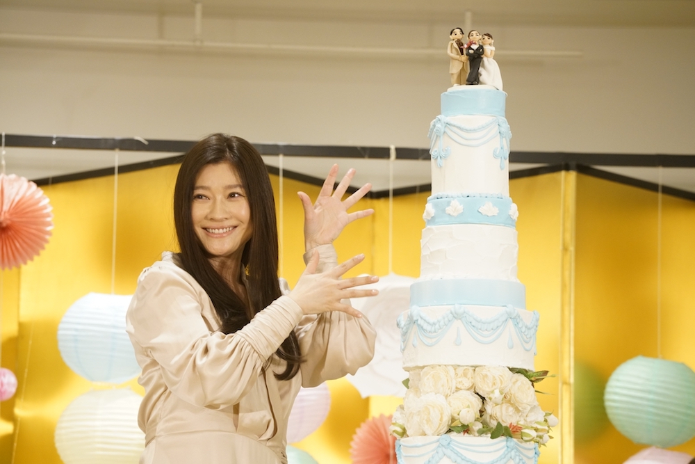 3人を模した人形をケーキの上部に飾った篠原涼子