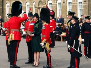 シャムロックの贈呈式を行うキャサリン妃（画像は『Irish Guards　2022年3月17日付Instagram「HRH The duchess of Cambridge presenting Shamrock to members of the Battalion in Cavalry Barracks in 2017 St Patrick's Day.」』のスクリーンショット）