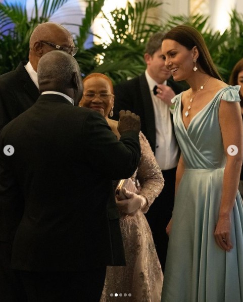 シンデレラのようなドレスを着たキャサリン妃（画像は『Duke and Duchess of Cambridge　2022年3月26日付Instagram「Attending a reception held by the Governor General of The Bahamas this evening」』のスクリーンショット）