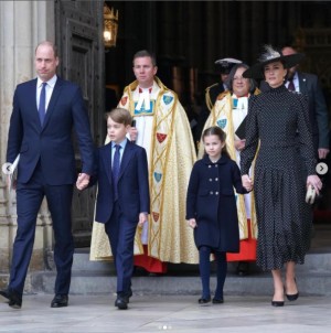 【イタすぎるセレブ達】ジョージ王子＆シャーロット王女、曽祖父の追悼式に参列　「完璧なお行儀」と称賛の声