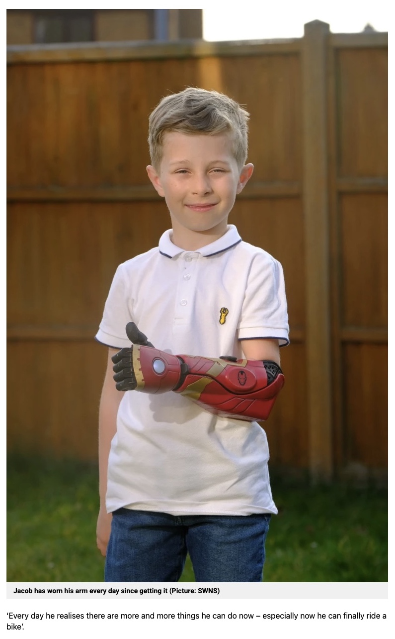 スーパーヒーローをテーマにした義手を装着するジェイコブ君（画像は『Metro　2022年3月30日付「Boy, 7, with ￡13,000 bionic Iron Man arm can now ride a bike safely」（Picture: SWNS）』のスクリーンショット）