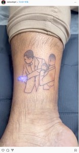 ネオンのように光る“平手打ち”タトゥー（画像は『Tattoo 4 Light　2022年3月29日付Instagram「Hyped news Tattoo by ＠oaguilarcrafted」』のスクリーンショット）