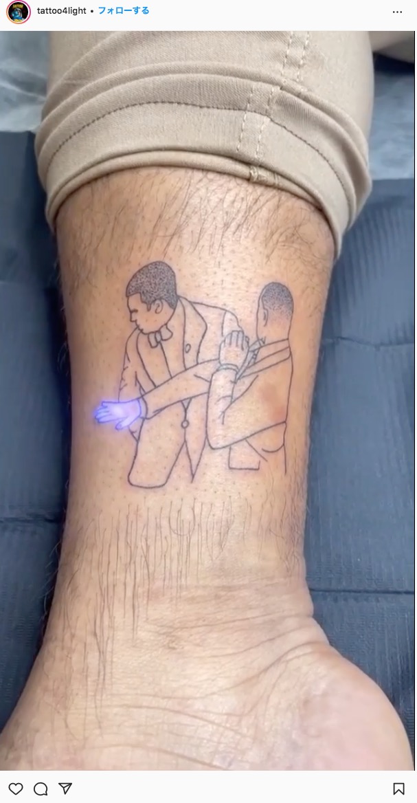 ネオンのように光る“平手打ち”タトゥー（画像は『Tattoo 4 Light　2022年3月29日付Instagram「Hyped news Tattoo by ＠oaguilarcrafted」』のスクリーンショット）