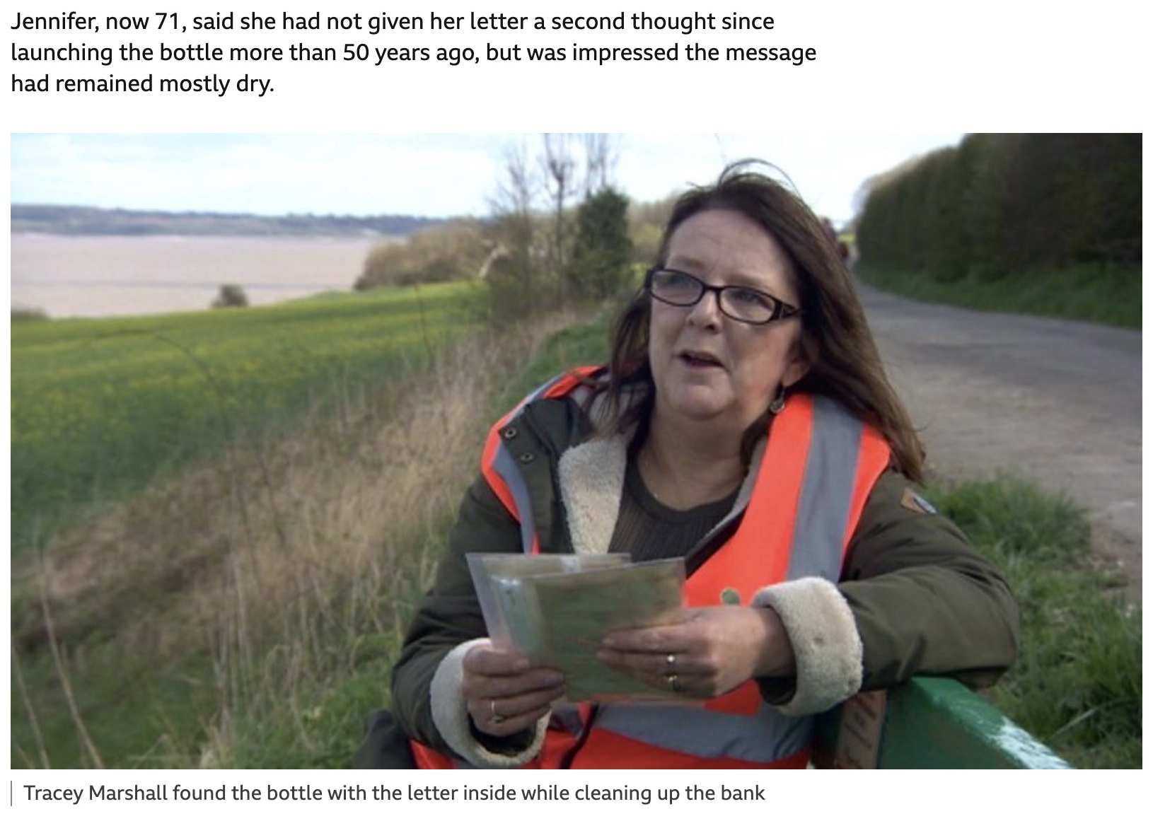 メッセージボトルを発見したトレイシー・マーシャルさん（画像は『BBC News　2022年4月6日付「Boyfriend message in a bottle appeal found in Humber Estuary 55 years later」（SCUNTHORPE LITTER PICKERS）』のスクリーンショット）