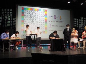 森雄平さんの出題に、頭をひねる矢野了平さんはじめ出演者たち
