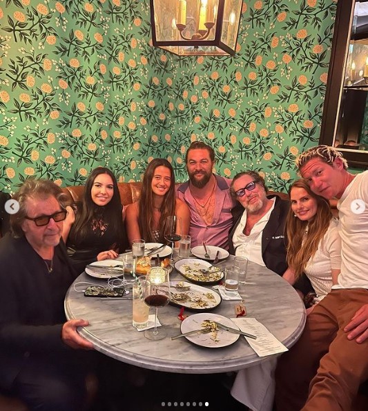 ディナーの席でアル・パチーノ（左端）の隣に座るノアさん（画像は『Jason Momoa　2022年4月10日付Instagram「amazing night ＠pacegallery Julian Schnabel’s」』のスクリーンショット）