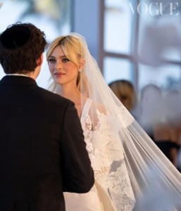 ナチュラルなヘアメイクを施したニコラ（画像は『British Vogue　2022年4月11日付Instagram「When it came to her wedding day beauty, bride ＠NicolaAnnePeltz had a very specific reference in mind.」』のスクリーンショット）
