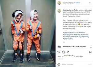仲良しの弟チャンドラー君と（画像は『Lacey Buchanan　2022年3月14日付Instagram「Today we wore astronaut pajamas all day」』のスクリーンショット）