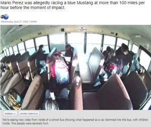 【海外発！Breaking News】生徒23人を乗せたバスが衝突され横転、バス内部映像公開で人が舞う衝撃（米）＜動画あり＞