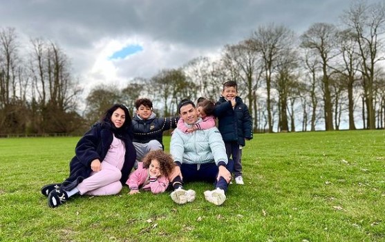 4人の子供達と自然を楽しむロナウドとジョルジーナさん（画像は『Cristiano Ronaldo　2022年4月3日付Instagram「Family is everything」』のスクリーンショット）