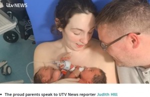 ハナさんに抱かれる双子（画像は『ITV News　2022年4月21日付「Northern Ireland couple welcome six-week-old ‘miracle’ conjoined twins」』のスクリーンショット）