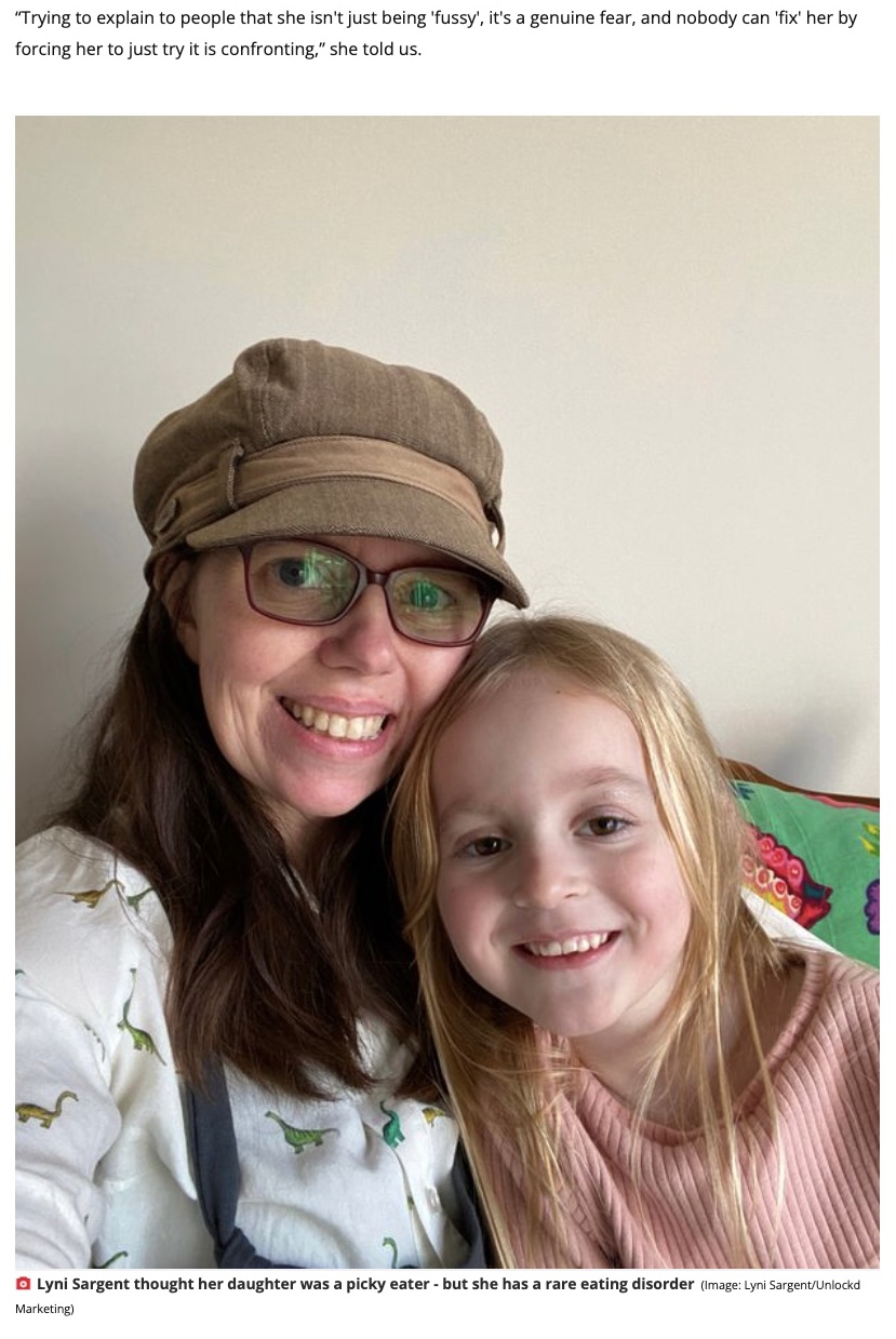 摂食障害「ARFID」を抱える女児（右）と母親（画像は『The Daily Star　2022年3月30日付「‘I could cry as I think I failed as a mum due to my kid’s rare eating disorder’」（Image: Lyni Sargent/Unlockd Marketing）』のスクリーンショット）