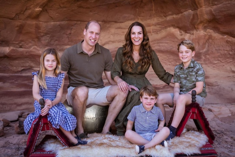 ウィリアム王子夫妻の末っ子ルイ王子が4歳に（画像は『Duke and Duchess of Cambridge　2021年12月10日付Instagram「Delighted to share a new image of the family」』のスクリーンショット）