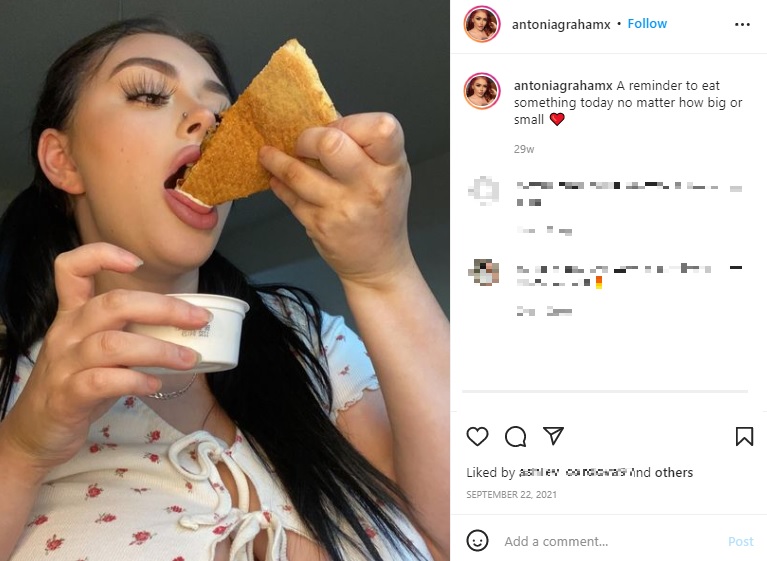 ピザなどのファストフードをよく食べるというアントニアさん（画像は『Antonia Graham　2021年9月22日付Instagram「A reminder to eat」』のスクリーンショット）