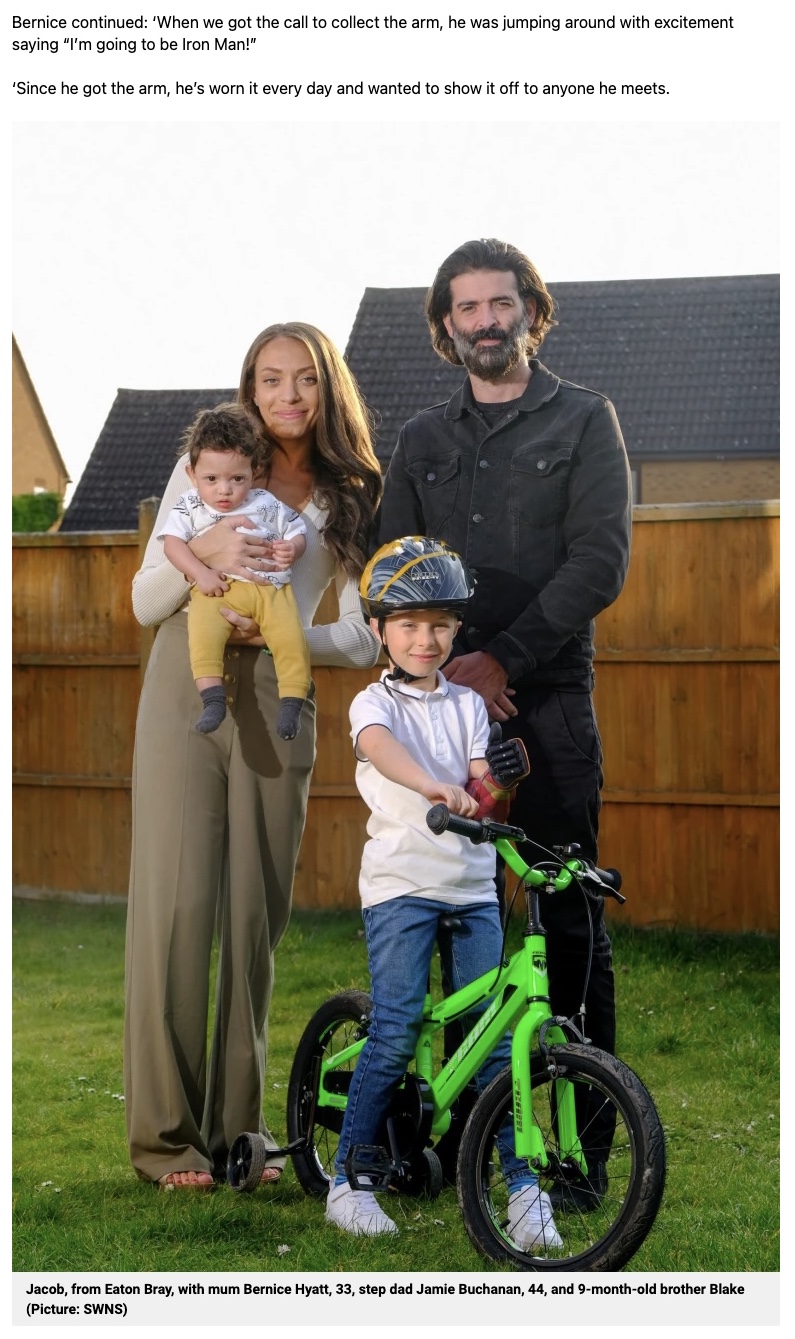 ジェイコブ君の家族、左上が母親のバーニスさん（画像は『Metro　2022年3月30日付「Boy, 7, with ￡13,000 bionic Iron Man arm can now ride a bike safely」（Picture: SWNS）』のスクリーンショット）