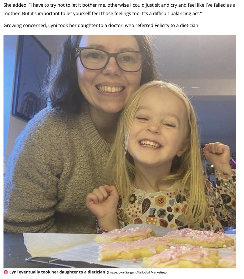 食事の管理を行っているリニさんとフェリシティちゃん（画像は『The Daily Star　2022年3月30日付「‘I could cry as I think I failed as a mum due to my kid’s rare eating disorder’」（Image: Lyni Sargent/Unlockd Marketing）』のスクリーンショット）
