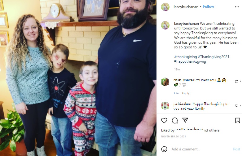 稀な障がいを持つ男児とその家族（画像は『Lacey Buchanan　2021年11月26日付Instagram「We aren’t celebrating until tomorrow」』のスクリーンショット）