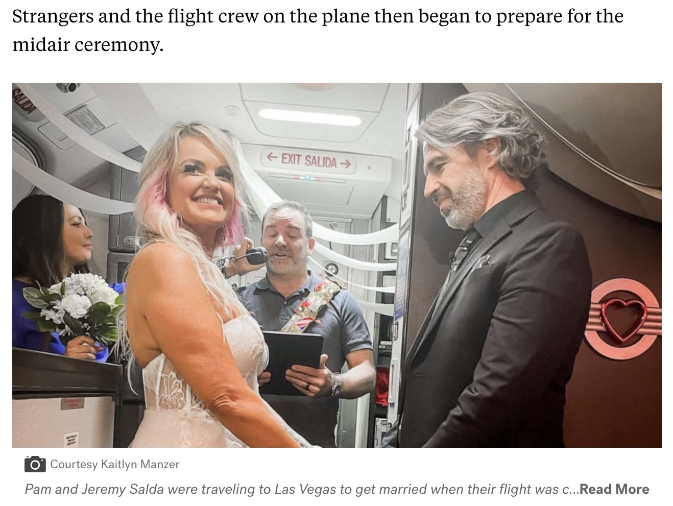 結婚式場にたどり着けず機内で挙式したカップル（画像は『ABC News　2022年4月29日付「Couple gets married on flight after cancellations ruin wedding plans」（Courtesy Kaitlyn Manzer）』のスクリーンショット）