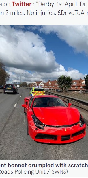 ボンネットが破損したフェラーリ（画像は『The Mirror　2022年4月1日付Twitter「Ferrari owner crashes ￡250k supercar on day he bought it after driving just TWO miles」（Image: Derbyshire Roads Policing Unit / SWNS）』のスクリーンショット）