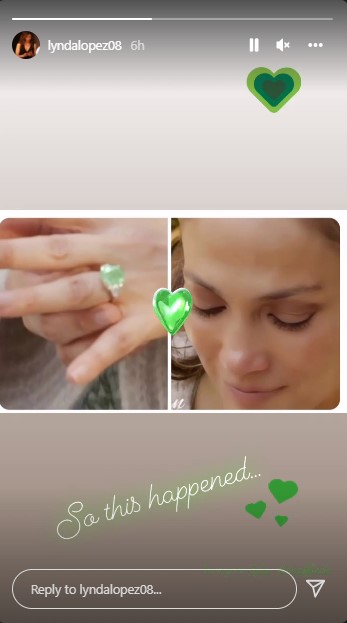 巨大なグリーンダイヤモンドの婚約指輪と涙ぐむジェニファー（画像は『Lynda Lopez　2022年4月8日付Instagram』のスクリーンショット）