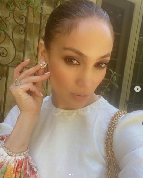 ジェニファーの薬指には巨大なグリーンダイヤモンドの婚約指輪が（画像は『Jennifer Lopez　2022年4月17日付Instagram「Easter Sunday Situation」』のスクリーンショット）